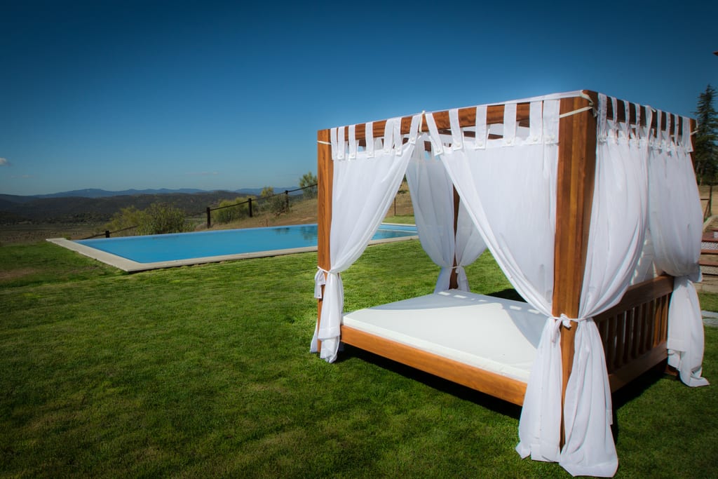 Cortijo Los Tomillares - Cama balinesa junto a la piscina